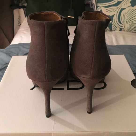 Aldo Dolly ankle bootie in gray suede. Size 9 - Picture 4 of 4